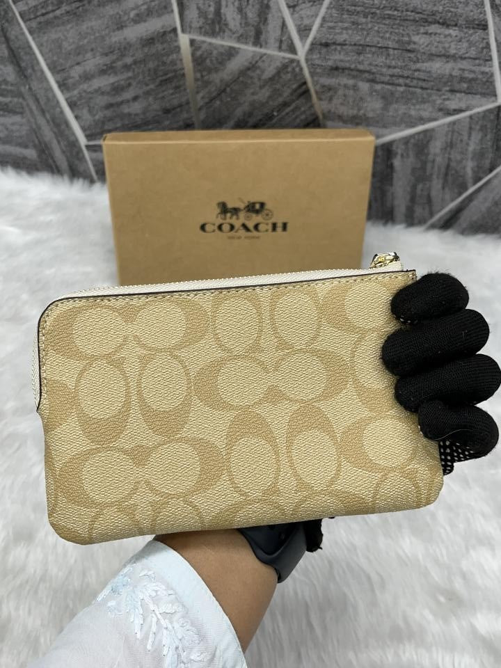 COACH W6 CORNER WRISTLET WHITE BROWN WITH OG BOX & DUST COVER Urban Classics Store