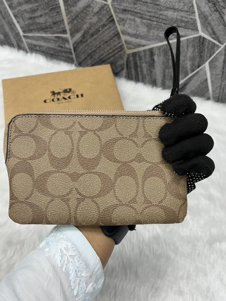 COACH W7 CORNER WRISTLET SIGNATURE WITH OG BOX & DUST COVER Urban Classics Store