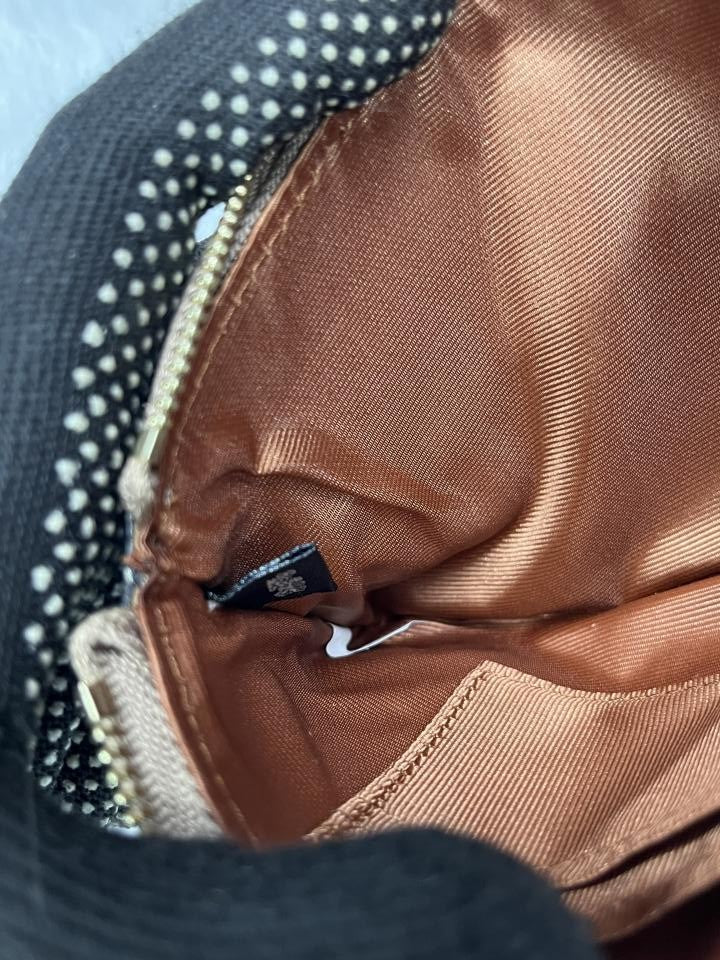 COACH W7 CORNER WRISTLET SIGNATURE WITH OG BOX & DUST COVER Urban Classics Store