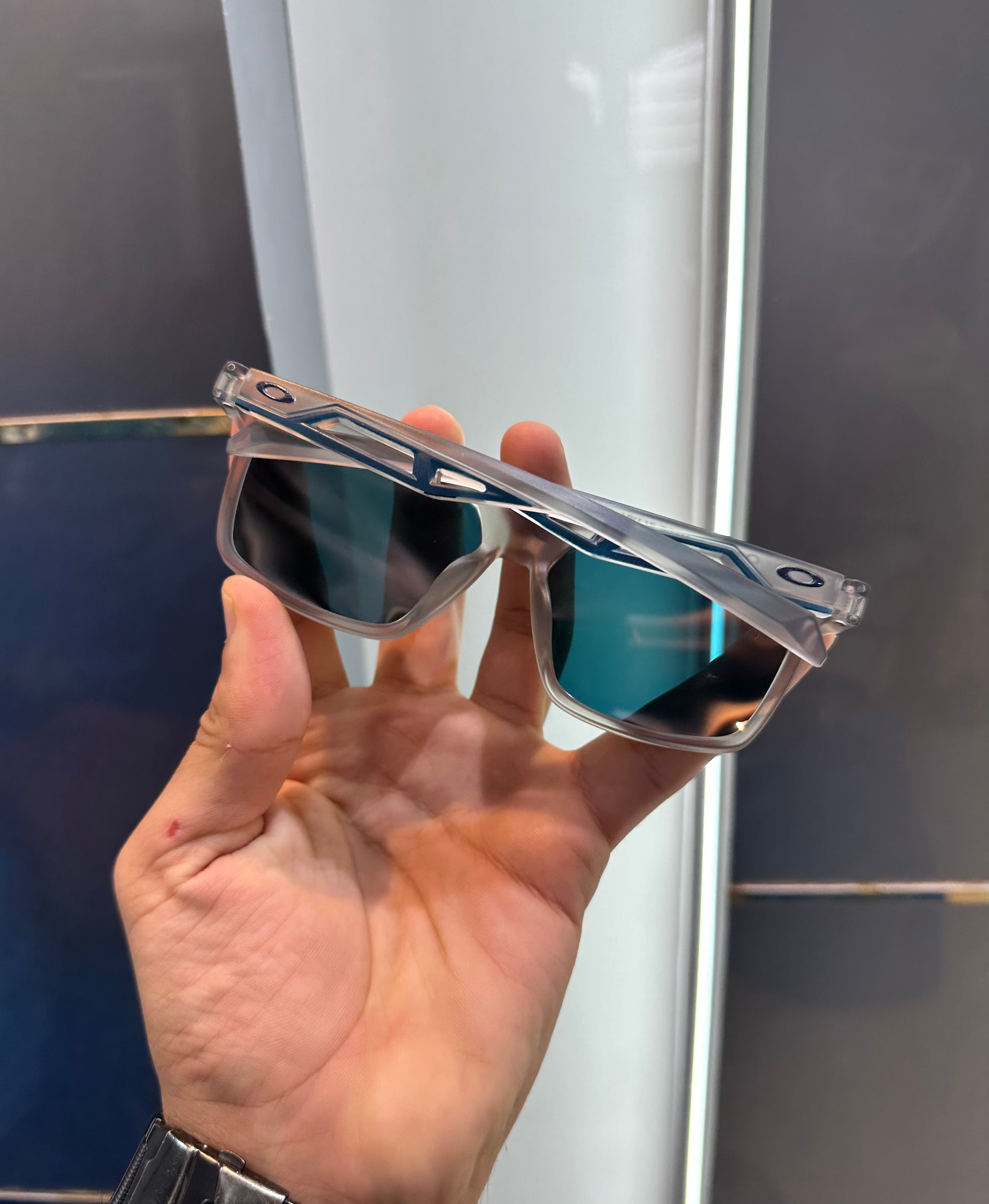 OAKLEY LEGEND SILVER FRAME *RAINBOW* SUNGLASSES WITH OG BOX Urban Classics Store