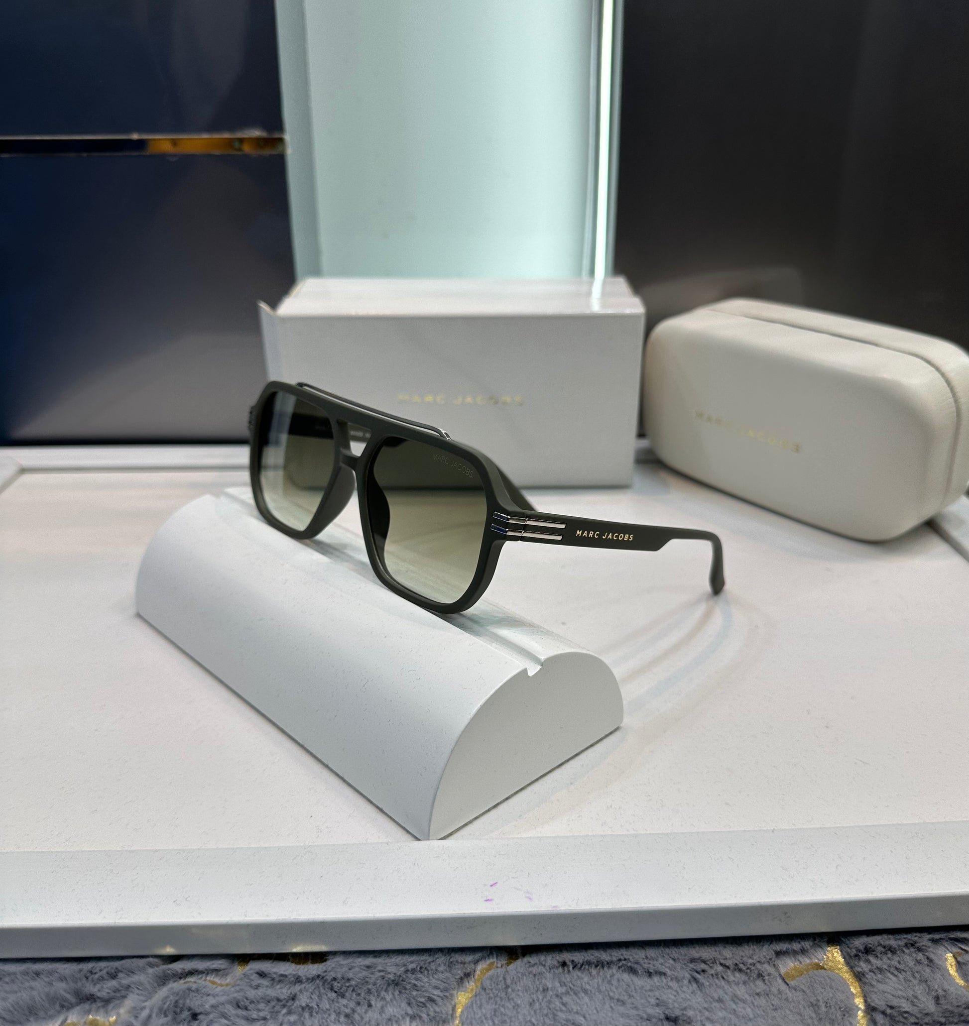 MARC JACOBS  **THE CLASSICS ** SUNGLASSES MATT BLACK WITH OG KIT Urban Classics Store