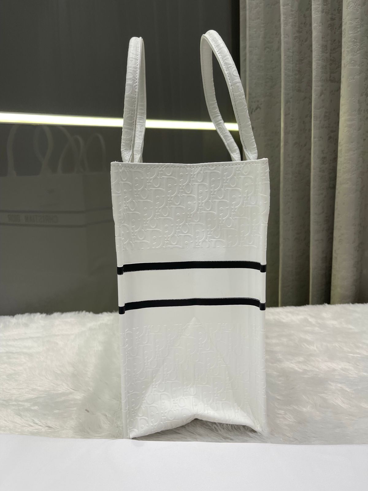 CHRISTIAN DIOR WHITE TOTE IMPORTED BAG WITH OG BOX Urban Classics Store