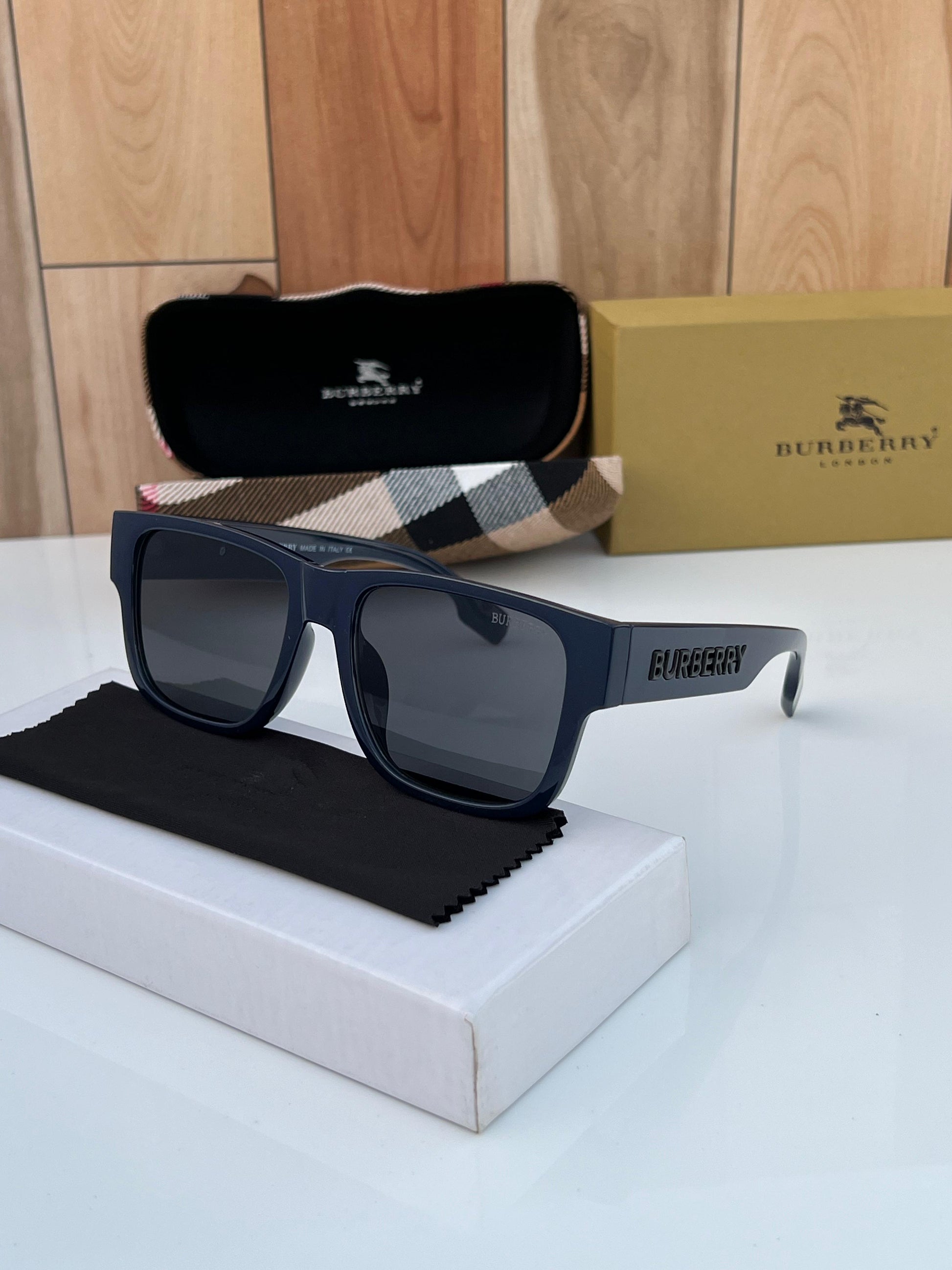 BURBERRY PREMIUM SUNGLASS WAYFERO BLUE BLACK WITH OG KIT Urban Classics Store